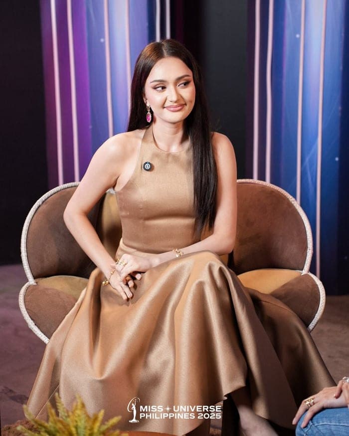 Người đẹp Philippines đang bị nhiều khán giả chỉ trích, cho rằng cô không trung thực khi chia sẻ về Miss Cosmo 2024.