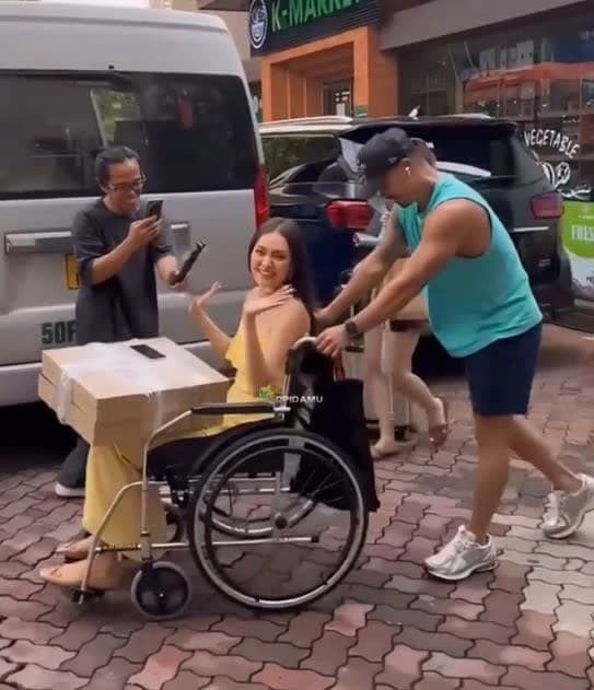 Ahtisa Manalo từng gặp sự cố và phải ngồi xe lăn trong thời gian tham gia Miss Cosmo 2024.