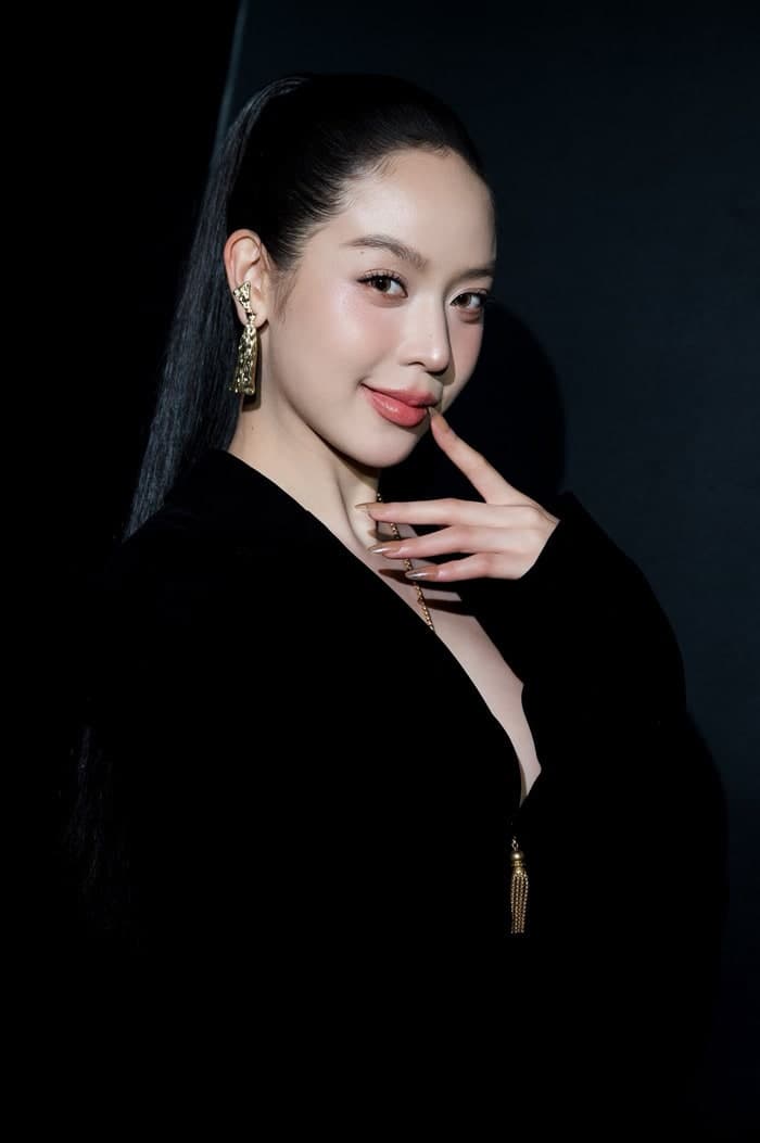 Thanh Thủy chăm diện những thiết kế hở bạo, khoe trọn đường cong cơ thể quyến rũ. Ảnh: FBNV