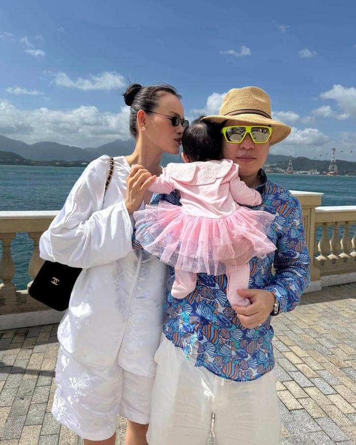 Tuyết Lan và chồng khi đưa con gái đi chơi vào tháng 12 năm ngoái. Ảnh: FBNV