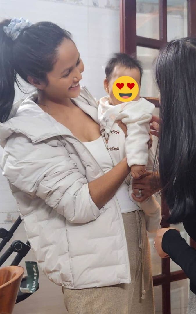 H'Hen Niê hạnh phúc bế con gái đầu lòng. Ảnh: FBNV