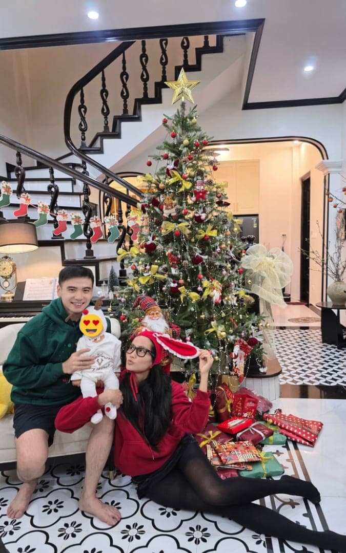 Vợ chồng H'Hen Niê đưa con gái đi chơi trong chuyến công tác tại Hà Nội. Ảnh: FBNV