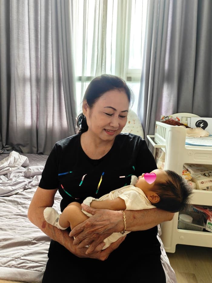 Mẹ chồng của H'Hen Niê vô cùng cưng cháu gái.