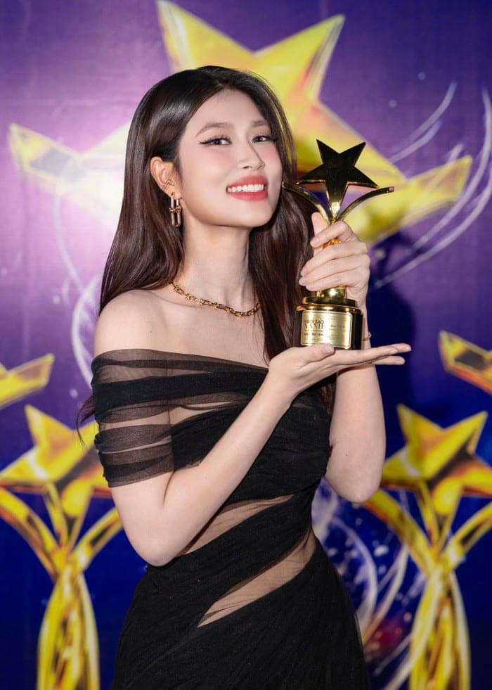 Đoàn Thiên Ân vừa nhận giải thưởng Nữ diễn viên được yêu thích nhất, hạng mục phim điện ảnh.