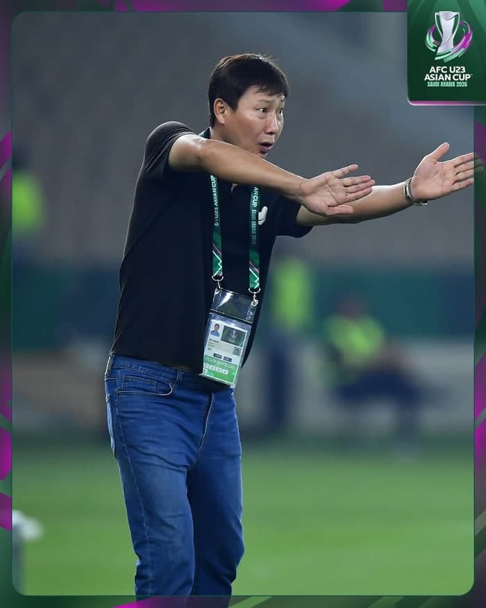 Truyền thông Hàn Quốc ngả mũ trước kỳ tích châu Á của HLV Kim Sang Sik, người đưa U23 Việt Nam toàn thắng vòng bảng và loại chủ nhà Saudi Arabia. Ảnh: AFC