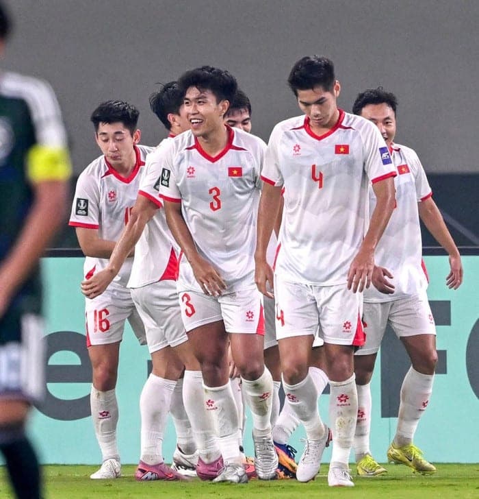 Gương mặt rạng rỡ của Phạm Lý Đức cùng đồng đội sau bàn thắng ngoạn mục. Ảnh: FBNV