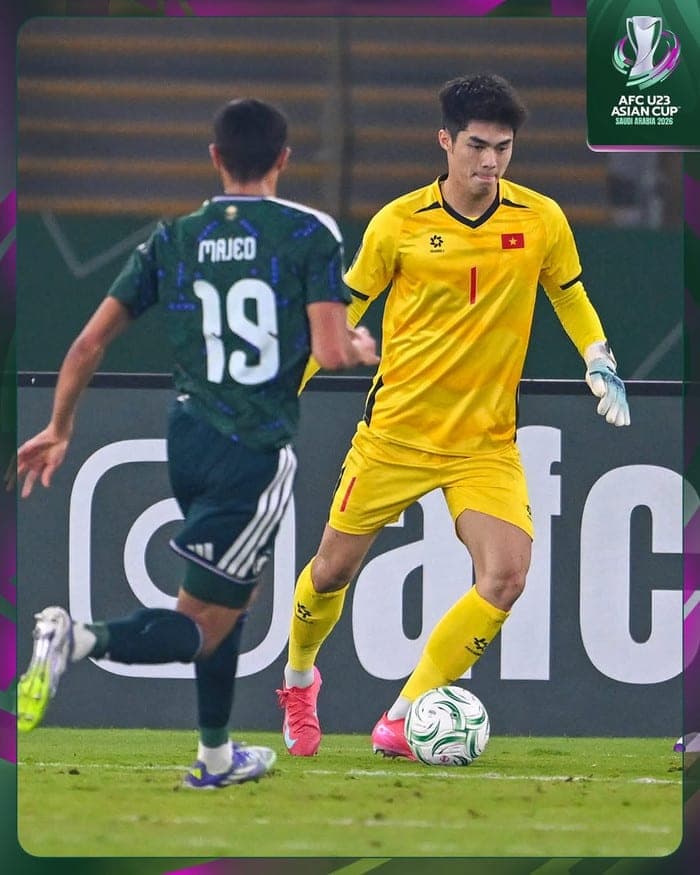 Thủ môn Trần Trung Kiên bắt quá hay. Ảnh: AFC