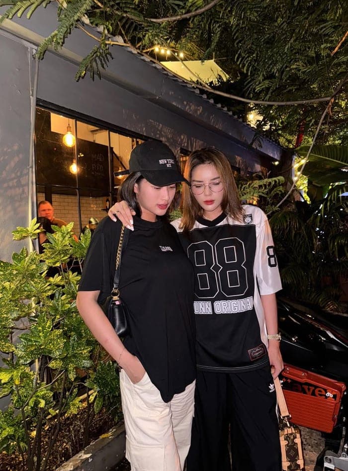 Kỳ Duyên và Thiên Ân vốn sở hữu mối quan hệ thân thiết, thường xuyên xuất hiện cùng nhau ở trong công việc lẫn cuộc sống đời thường. Ảnh: FBNV