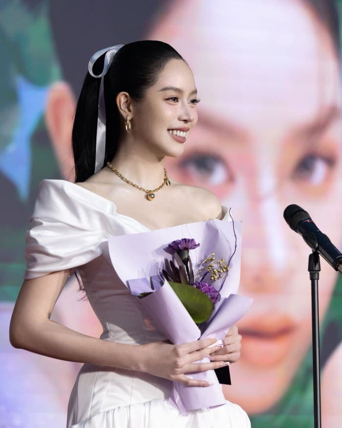 Hoa hậu Thanh Thủy xuất hiện tại một lễ trao giải, đón nhận tin vui khi được xướng tên ở một hạng mục.