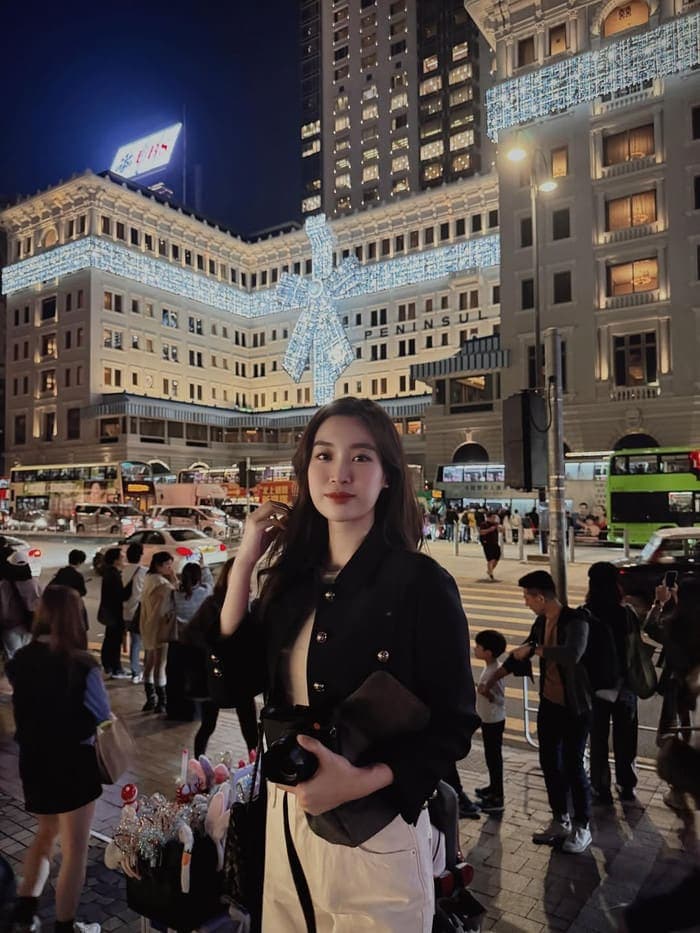 Đỗ Mỹ Linh diện áo rộng, dùng túi che bụng khi chụp ảnh trong chuyến đi du lịch gần đây. Ảnh: IGNV