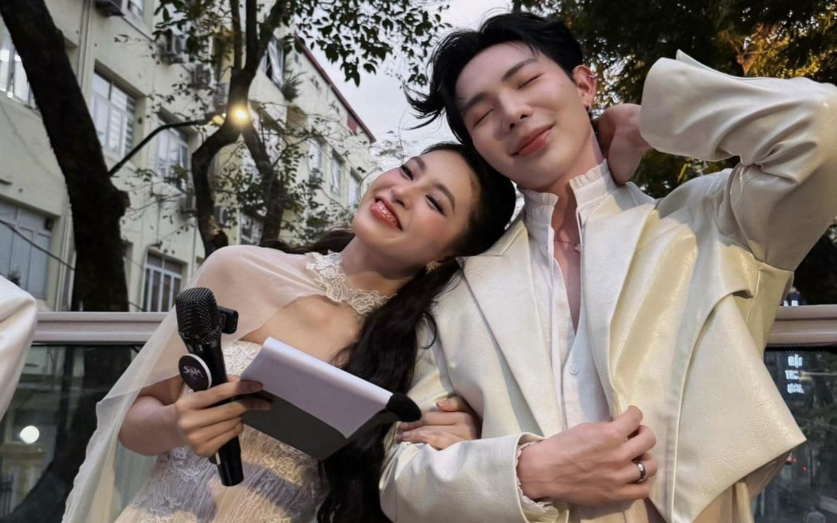 Tiểu Vy tung ảnh tình tứ với một ca sĩ 9X