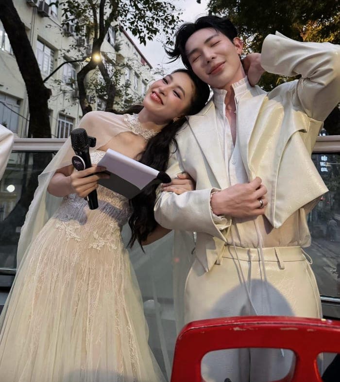 Tiểu Vy và Erik lộ rõ niềm vui khi có dịp gặp lại đối phương. Ảnh: FBNV