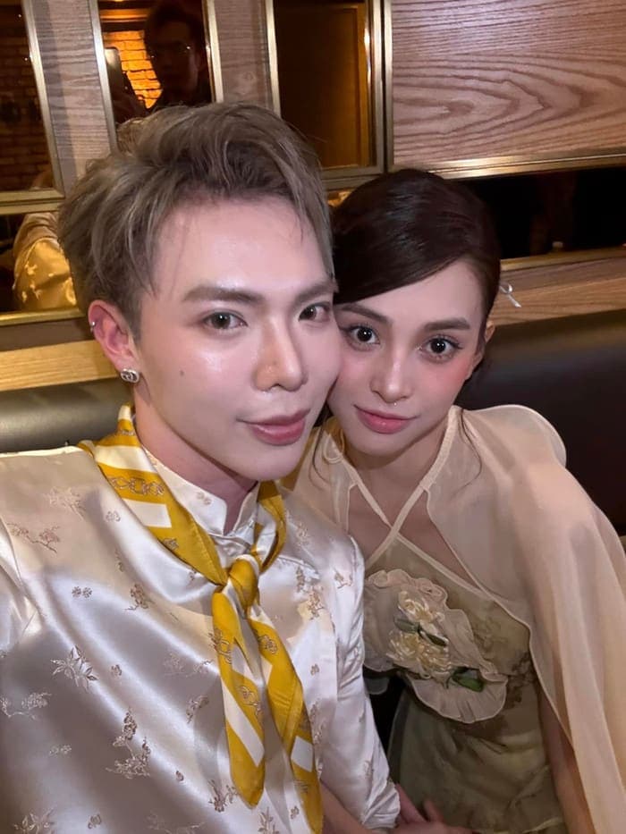 Tiểu Vy và Erik mỗi lần gặp nhau để chụp ảnh với nhau và đăng lên mạng xã hội. Ảnh: FBNV