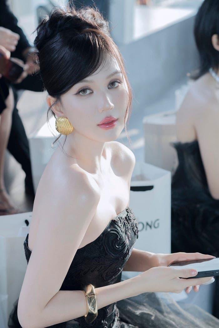 Ngọc Trinh từng chật vật diện một chiếc váy có thiết kế dạng corset ôm sát cơ thể. Ảnh: FBNV