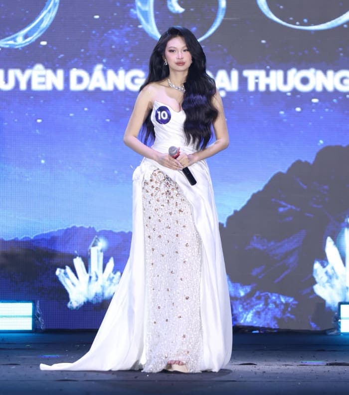 Phan Trâm Anh trong phần thi ứng xử tại chung kết Duyên dáng Ngoại thương. Ảnh: BTC