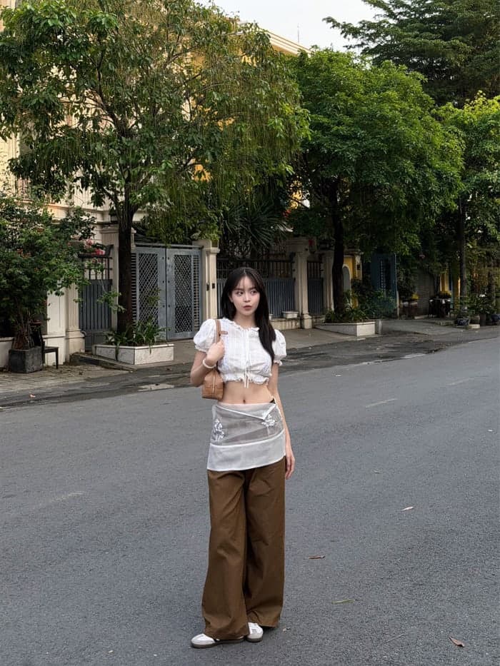 Thiết kế giúp nàng hậu khoe vòng eo quyến rũ, thon thả.