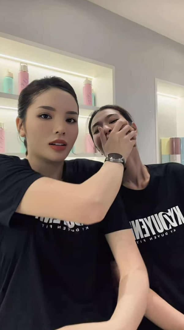 Nhiều netizen bày tỏ sự thích thú khi Kỳ Duyên công khai khen Thiên Ân, cũng như loạt cử chỉ thân thiết giữa 2 nàng hậu.