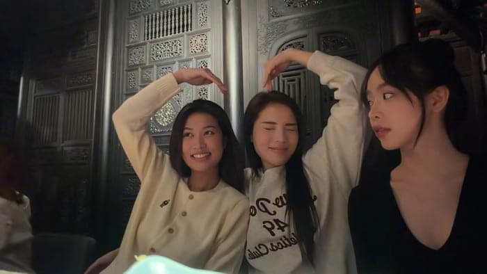 Thanh Thủy ngạc nhiên khi thấy Kỳ Duyên và Thiên Ân chủ động tạo hình trái tim với nhau. Ảnh chụp màn hình