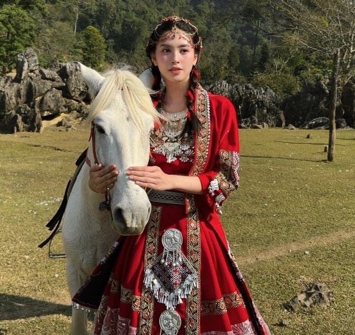 Tấm hình này của Tiểu Vy khiến Lệ Quyên thích thú để lại bình luận khen ngợi. Ảnh: FBNV