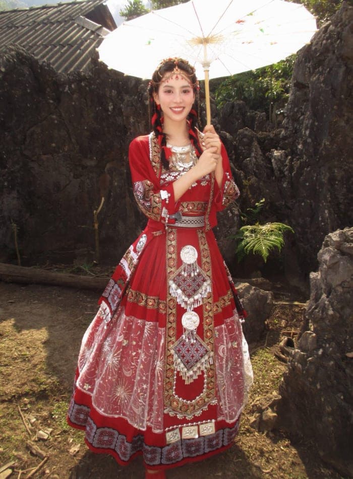 Tiểu Vy cười tươi rói khi chụp ảnh trong thời gian ở Sơn La. Ảnh: FBNV