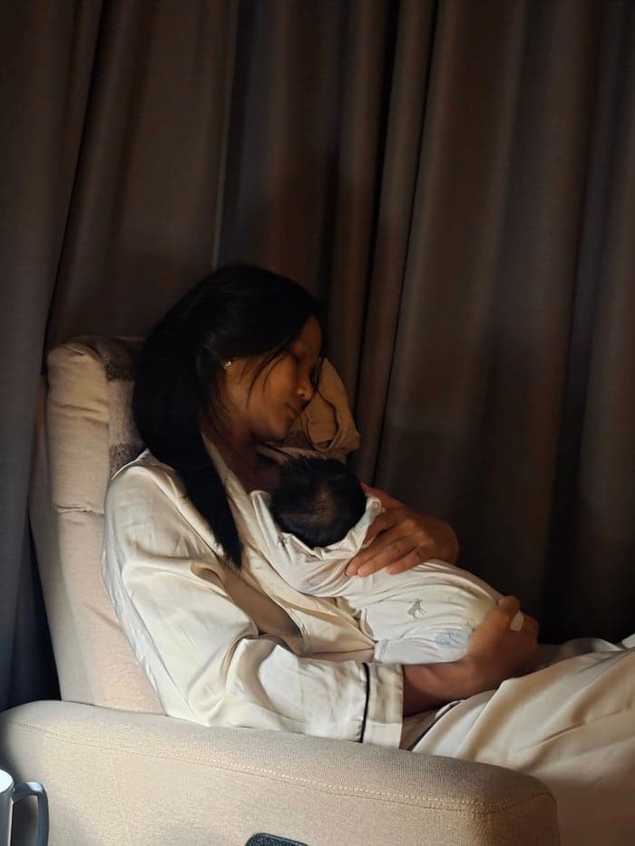 Những khoảnh khắc H'Hen Niê chăm con nhỏ đều khiến khán giả 'tan chảy'. Ảnh: FBNV