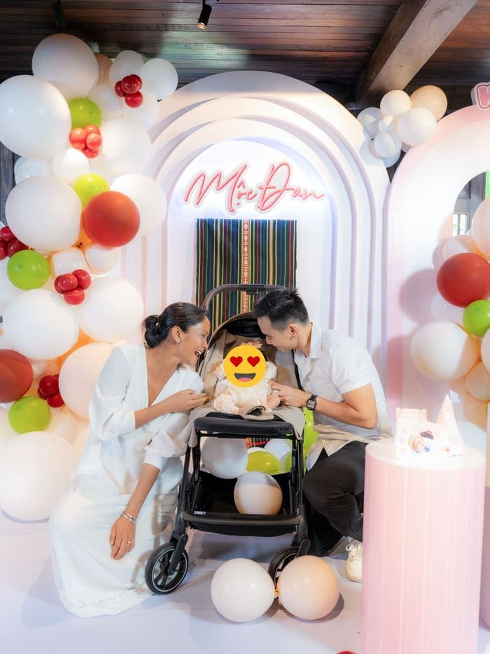 H'Hen Niê và chồng khi làm tiệc đầy tháng cho con gái. Ảnh: FBNV