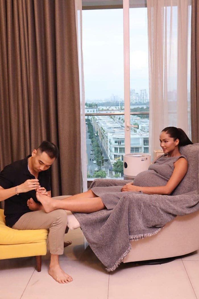 H'Hen Niê được chồng chăm sóc chu đáo từ khi mang thai, cho đến lúc sinh nở và chăm con nhỏ. Ảnh: FBNV