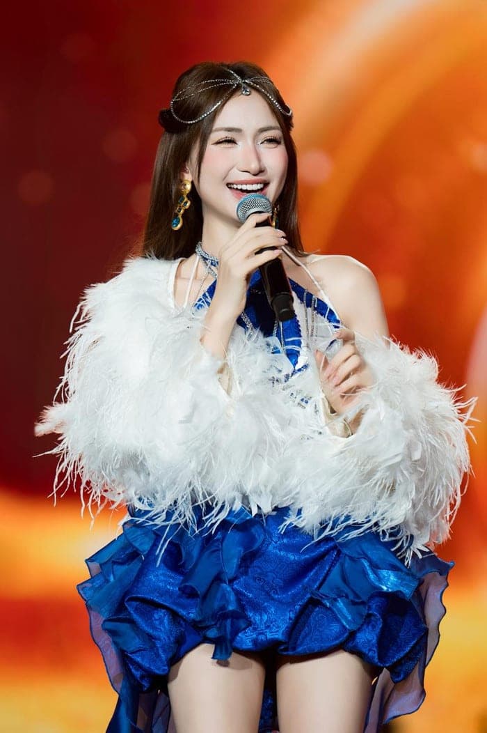 Hoà Minzy thể hiện sự hào hứng khi chuẩn bị được theo dõi trận đấu giữa U23 Việt Nam và U23 Trung Quốc. Ảnh: FBNV