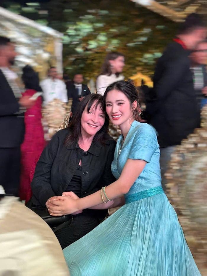 Ý Nhi và chủ tịch Miss World.