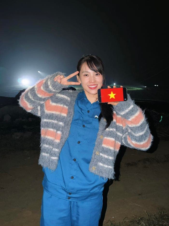 Hoa hậu Tiểu Vy ủng hộ tinh thần đến tuyển U23 Việt Nam.