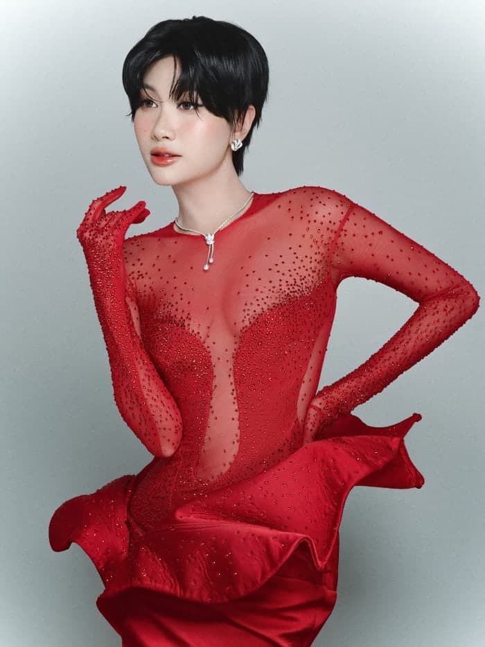 Hoa hậu Phương Linh hồi hộp cổ vũ U23 châu Á tại trận đối đầu U23 Hàn Quốc.