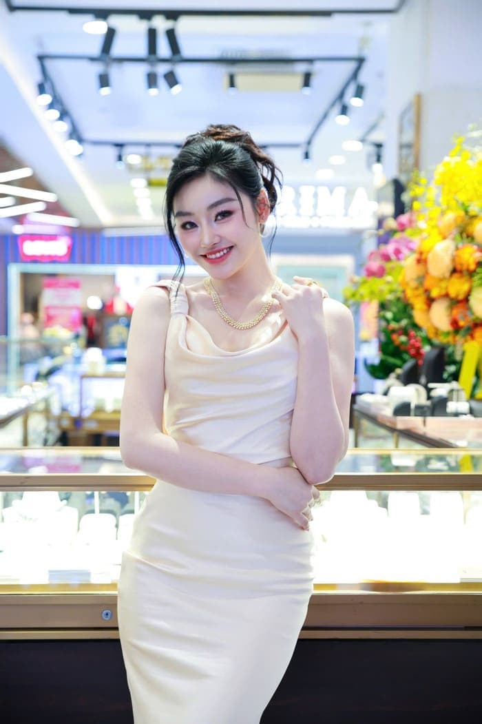 Yến Nhi chúc mừng U23 Việt Nam.