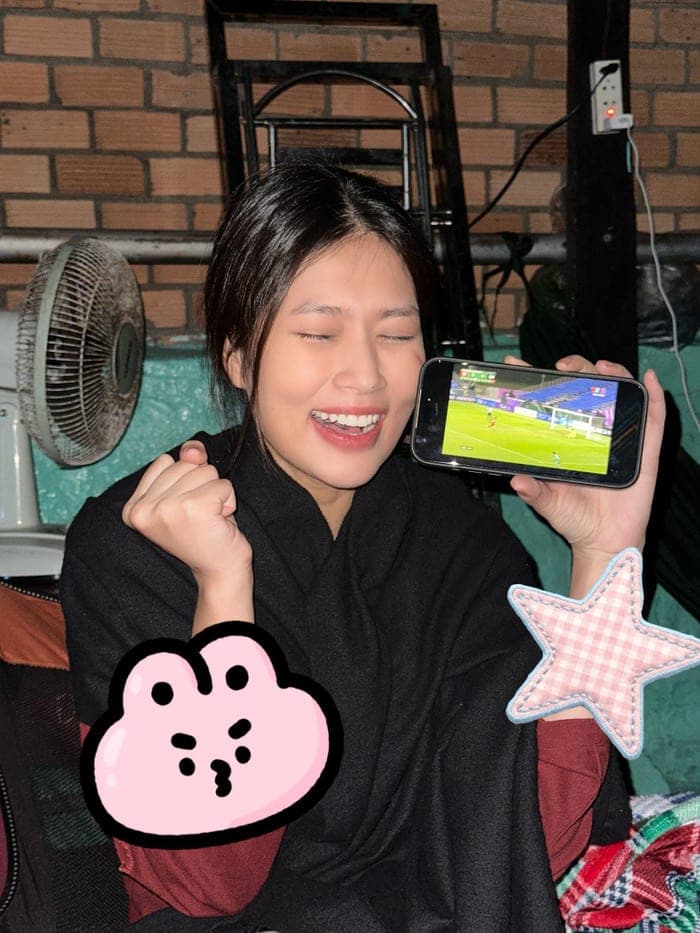 Hoa hậu Đoàn Thiên Ân dù đang đi quay phim vẫn tranh thủ xem trận đấu, vỡ òa khi U23 Việt Nam thắng.