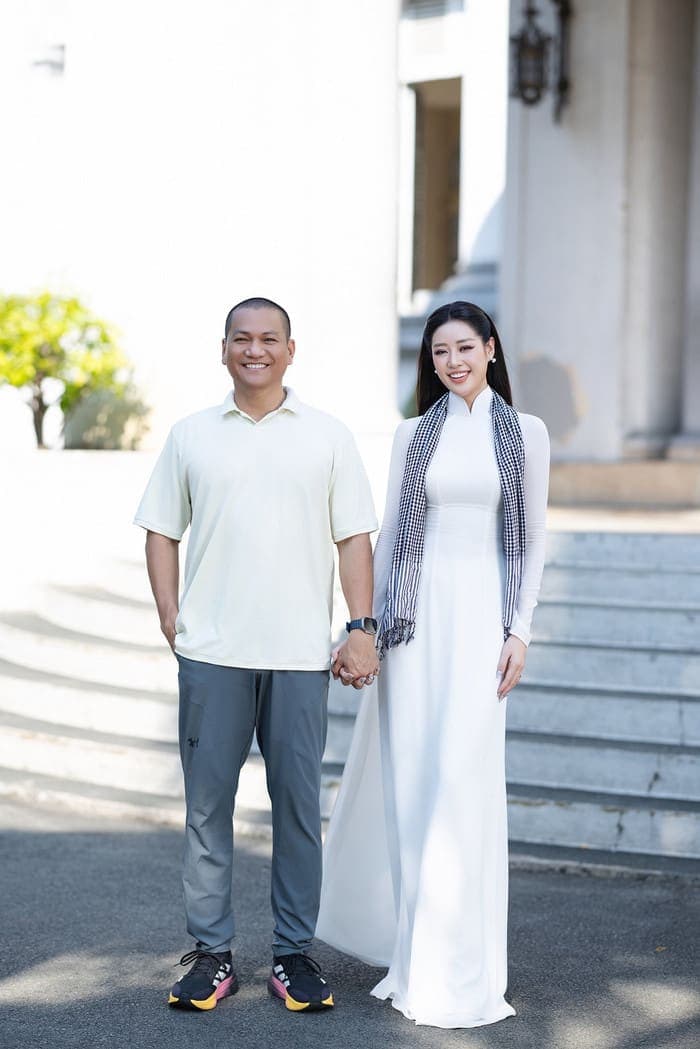 Khánh Vân lộ rõ niềm hạnh phúc mỗi khi ở bên cạnh chồng. Ảnh: FBNV