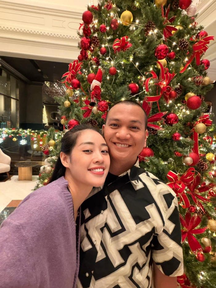 Khánh Vân được khen ngày càng trẻ trung, tươi tắn sau hơn một năm lấy chồng. Ảnh: FBNV