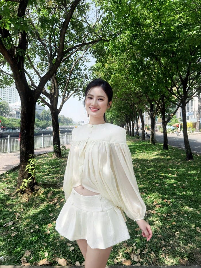 Hoa hậu Ý Nhi chia sẻ hình ảnh trong chuyến về Việt Nam đón Tết.