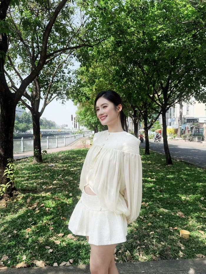 Nàng hậu diện chân váy ngắn, giúp khoe đôi chân thon dài quyến rũ.