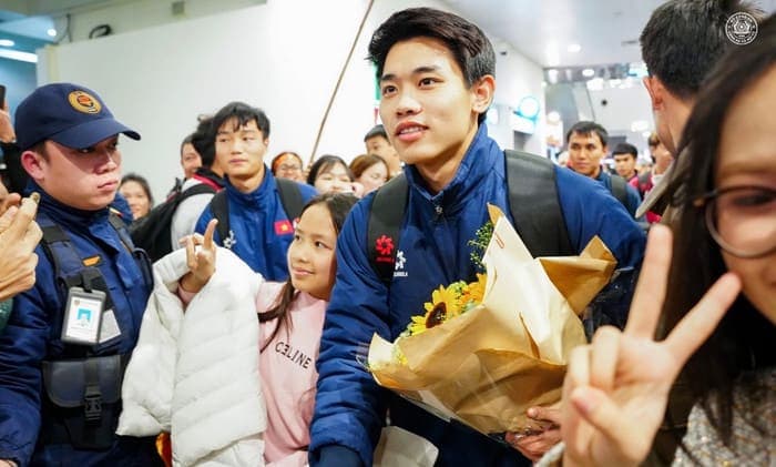 Đình Bắc được đông đảo người hâm mộ chào đón. Ảnh: CAHN FC