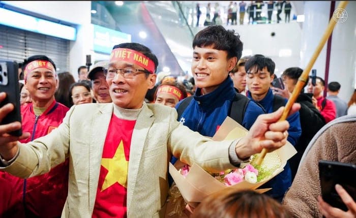 Minh Phúc, tác giả bàn thắng ở tứ kết được người hâm mộ vây quanh. Ảnh: CAHN FC