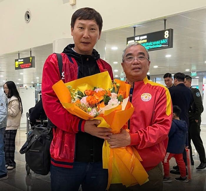 Thiếu tướng Lê Vân – Phó Chủ tịch Hiệp hội Thể thao Công an Nhân dân, Chủ tịch CLB PVF-CAND tặng hoa cho HLV Kim Sang Sik. Ảnh: PVF-CAND