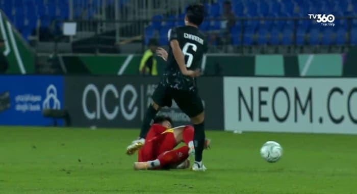 AFC bình luận về thẻ đỏ của Đình Bắc là khoảnh khắc bước ngoặt của trận đấu.