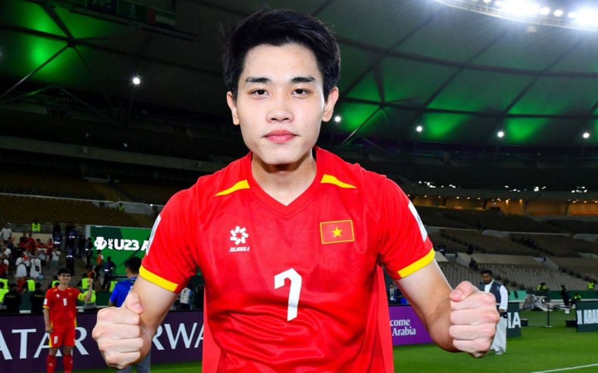 Tiền đạo Đình Bắc vẫn thua Quang Hải