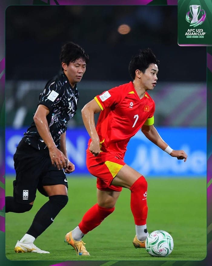 Dù ghi đến 4 bàn và 2 kiến tạo, tiền đạo Đình Bắc vẫn chưa thể bằng tiền vệ Quang Hải. Ảnh: AFC