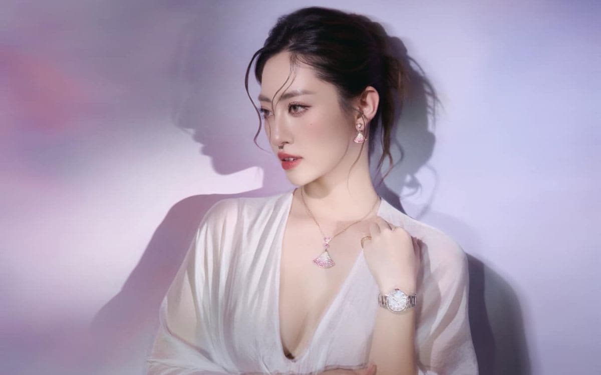 Bị góp ý chuyện diện váy xuyên thấu, Lương Thùy Linh lên tiếng thanh minh