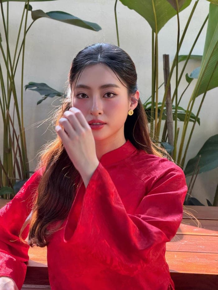 Lương Thùy Linh chăm chỉ đăng ảnh 'sống ảo' trên mạng xã hội. Ảnh: FBNV