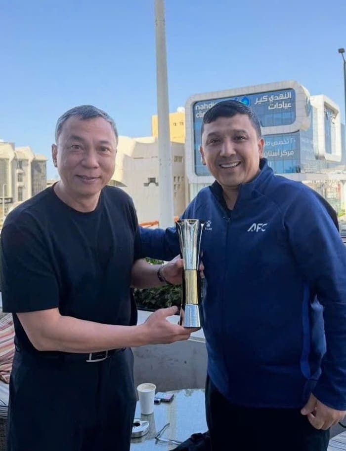 Chủ tịch VFF ông Trần Quốc Tuấn đã nhận giúp danh hiệu Vua phá lưới cho tiền đạo Đình Bắc.