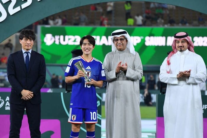 Sato đánh bại Đình Bắc để nhận danh hiệu Cầu thủ xuất sắc nhất VCK U23 châu Á 2026. Ảnh: AFC