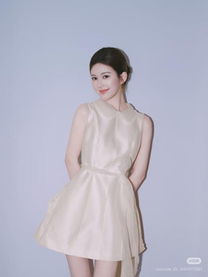 Triệu Lộ Tư hoá tiểu thư dịu dàng trong ảnh mới.