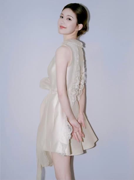 Triệu Lộ Tư diện đầm tông màu sáng, toát lên vẻ đẹp dịu dàng, nền nã.