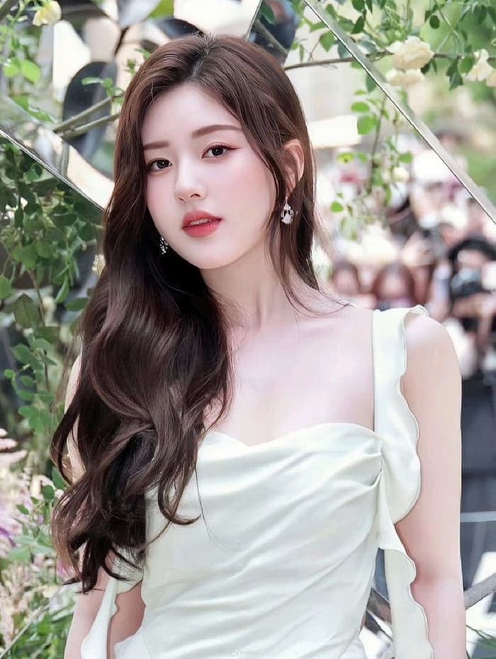 Triệu Lộ Tư ngày càng trưởng thành trong phong cách thời trang.